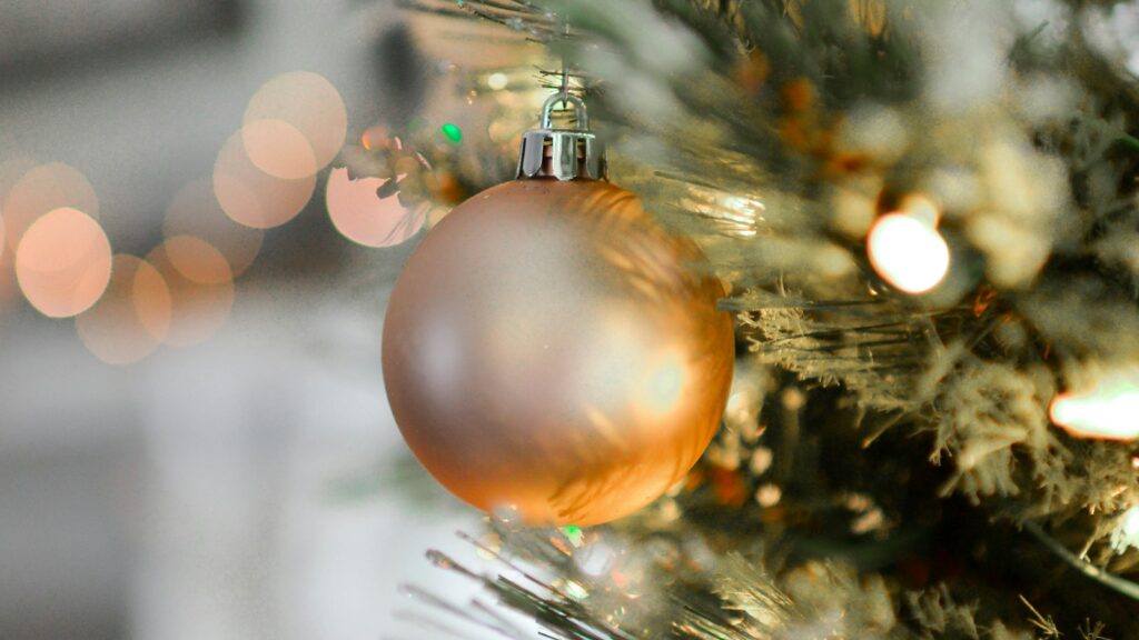 closeup photography of brown Christmas bauble